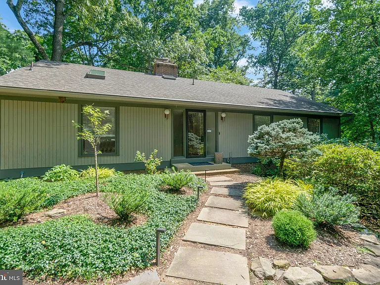 1715 Hollinwood Dr — Photo 3