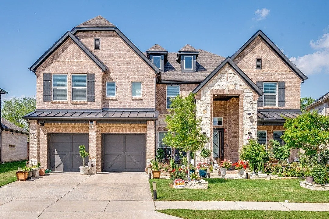 6 bed, 3881 sqft, $5,590 — Photo 1