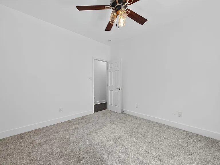 714 Zoe St — Photo 32