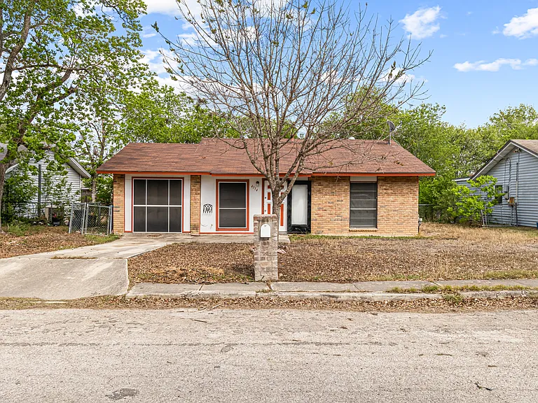 4334 Hickory Hill Dr — Photo 1