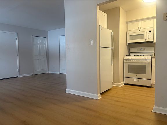 5th image of 140 Nunnery Ln APT 2