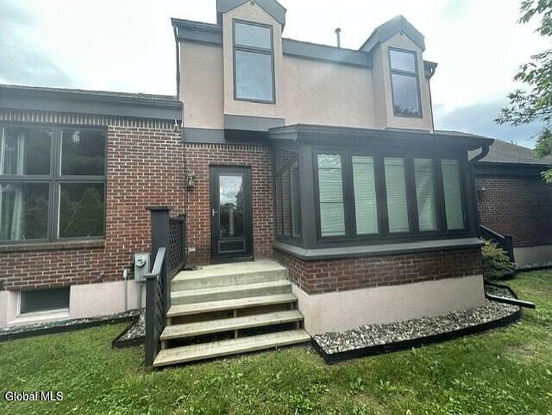3rd image of 213 Milner Avenue