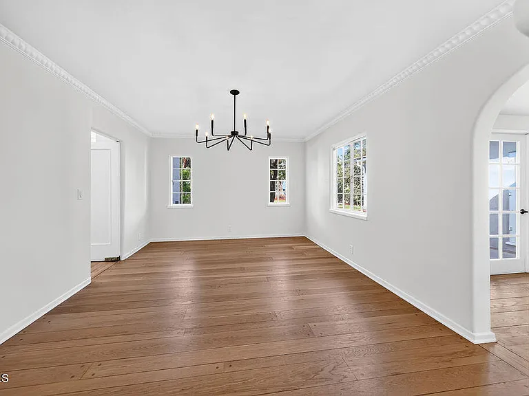 1843 Windsor Rd — Photo 8