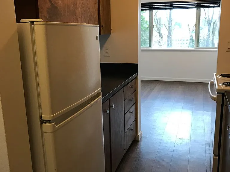 Bayview Apartments — Photo 32