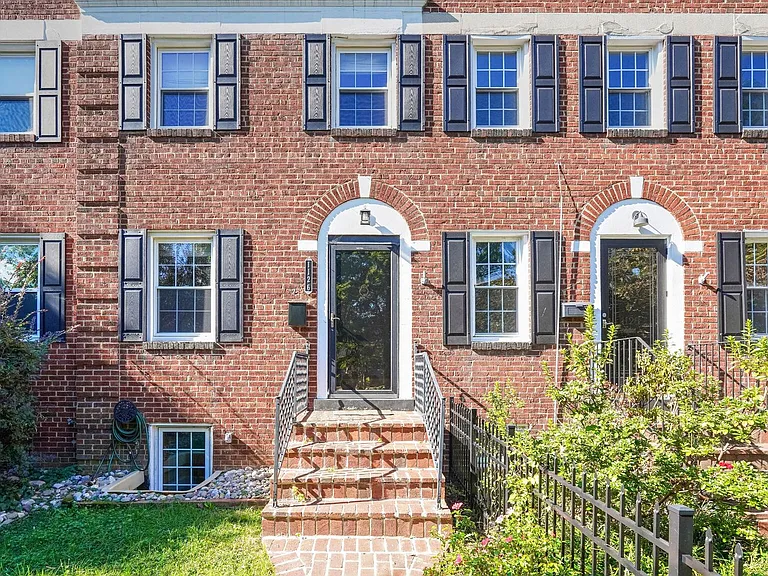 1126 Powhatan St — Photo 3