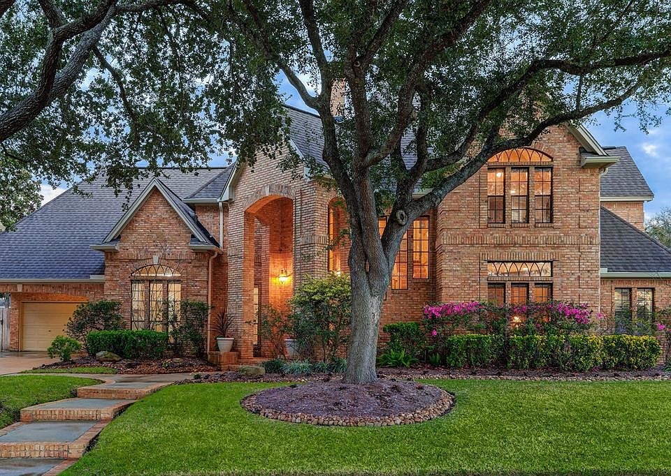 Elegant curb appeal