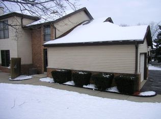 8127 S Legend Dr, Franklin, WI 53132