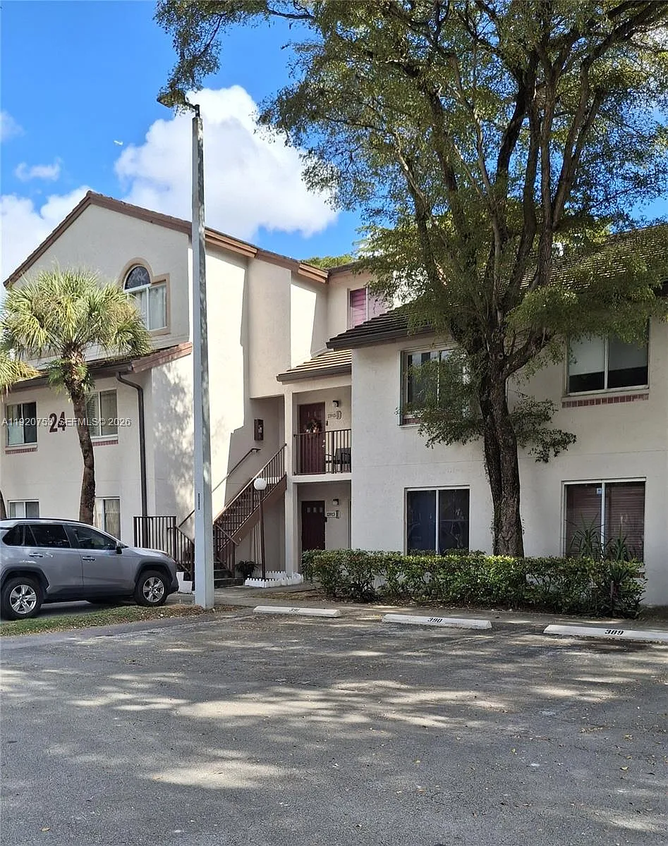 Building Photo - 13915 SW 91st Ter #13915