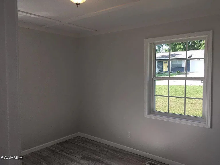 613 Haverford Ln — Photo 10