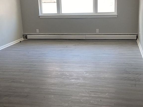 3rd image of 70 Carlton St APT C1