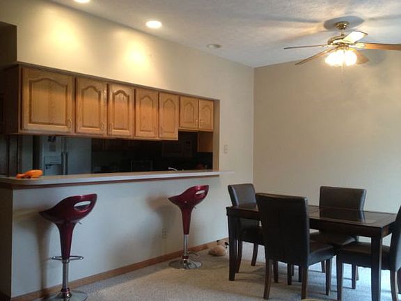 5th image of 1045 Crestfield St