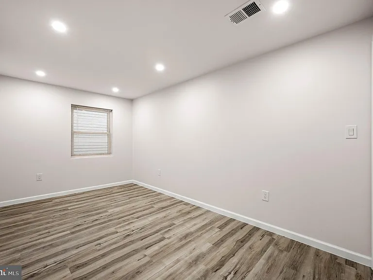 437 W Girard Ave #39-4 — Photo 10