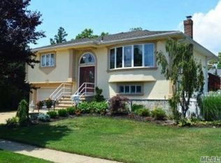 552 Links Dr S, Oceanside, NY 11572