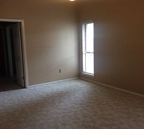 5th image of 807 Whitehouse Dr
