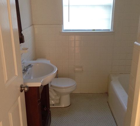 4th image of 2927 S Staples St