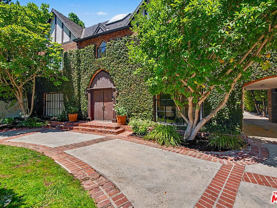 2411 Benedict Canyon Dr