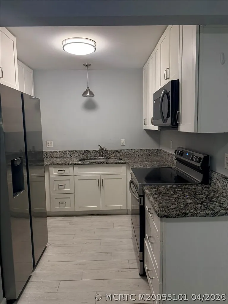 2 bed, 2.0 bath, 876 sqft, $1,650 — Photo 3