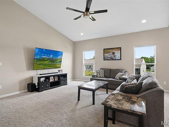 3rd image of 105 Yellowstone Dr