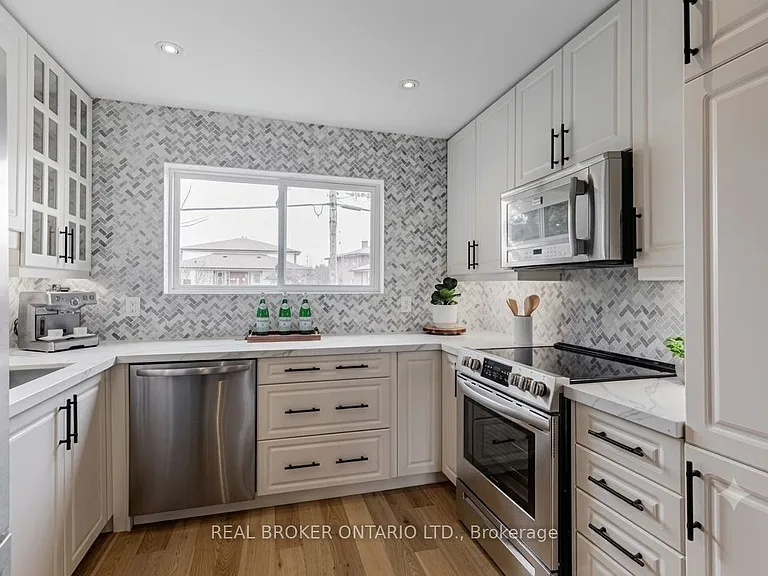 25 Newlin Cres #UPPER — Photo 3