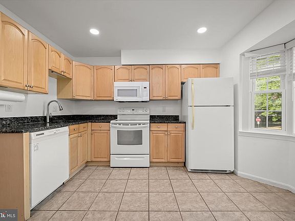 5th image of 148 Barnsfield Ct #204