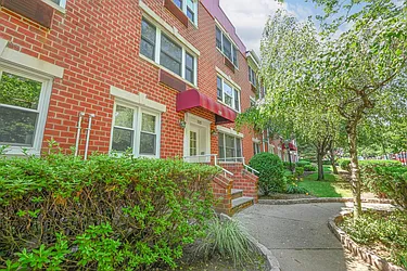 122 Prospect Park South West, #10