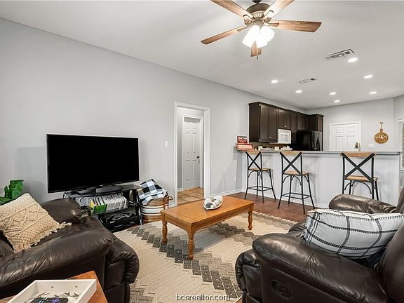 4th image of 3501 Marigold St
