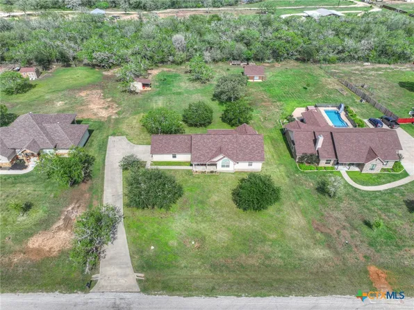 175 Creekwood Dr, Gonzales, TX 78629