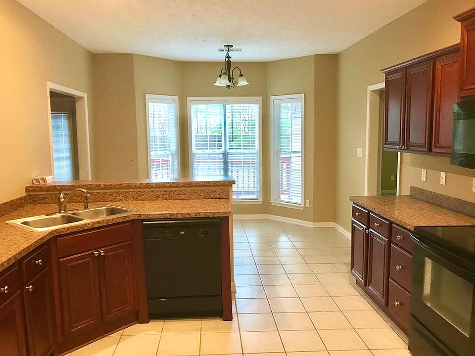 2nd image of 504 Camelot Dr