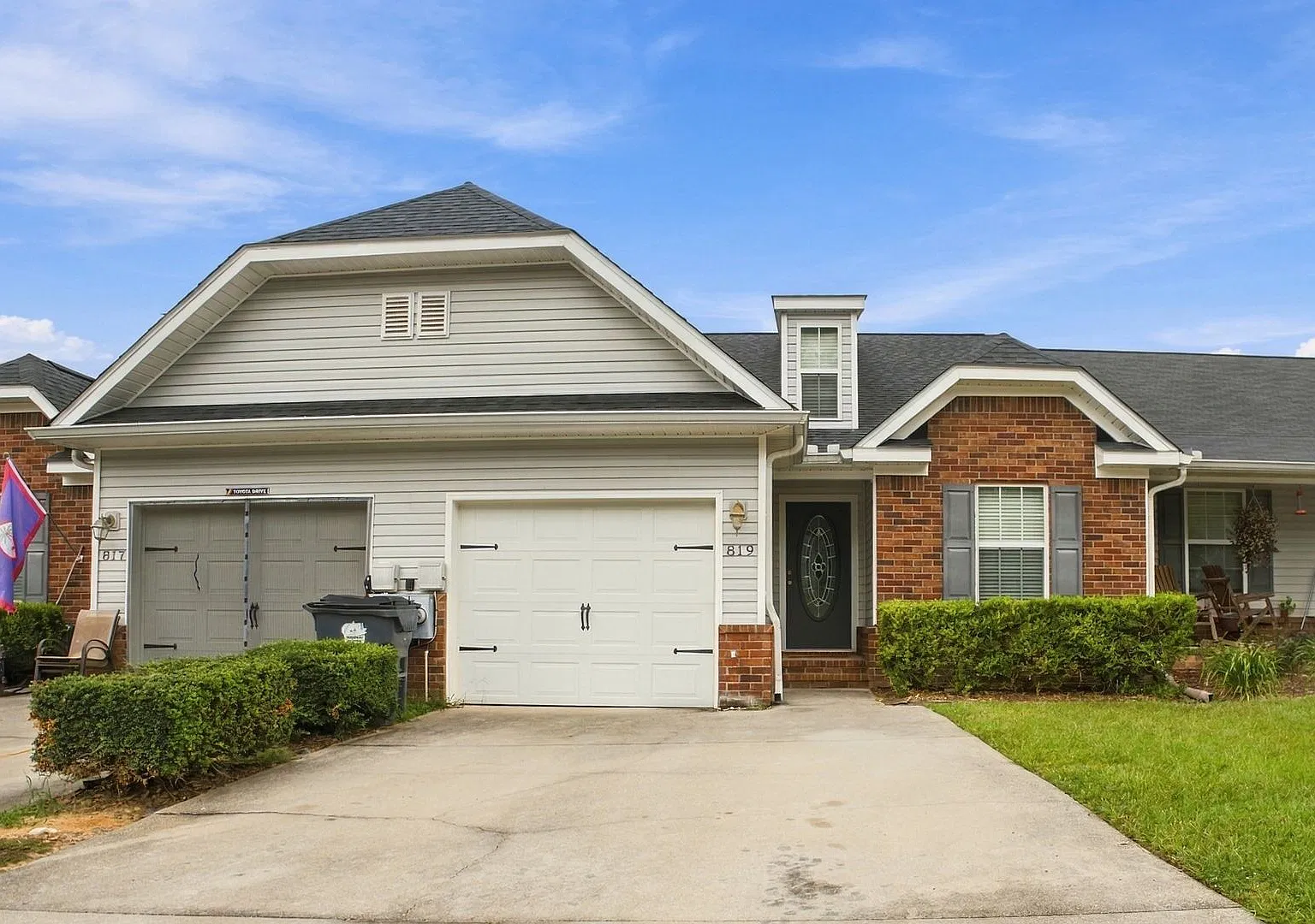 Executive style townhome with Garage — Photo 1