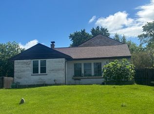 221 Briar Ln, Lindenhurst, IL