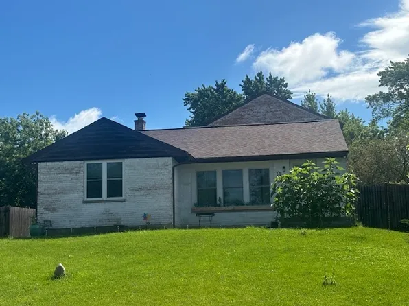 221 Briar Ln, Lindenhurst, IL 60046