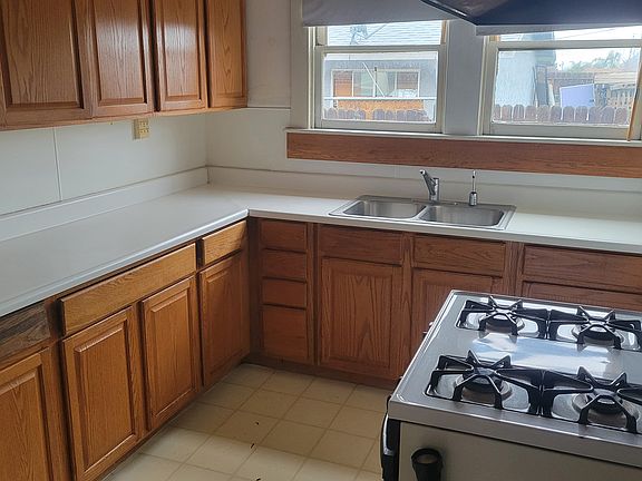 Kitchen tons of cabnet space gas range