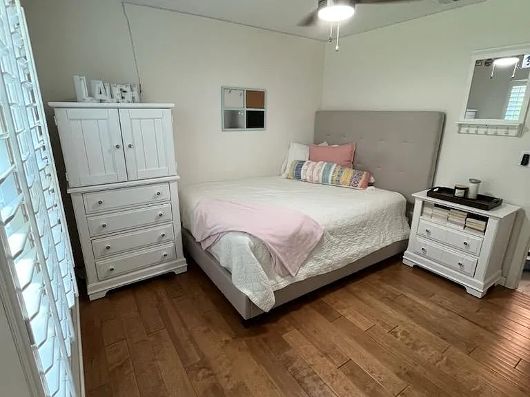 Bedroom furnished with a queen bed.