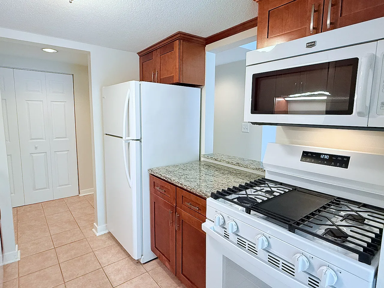 2 bed, 942 sqft, $2,100 — Photo 3