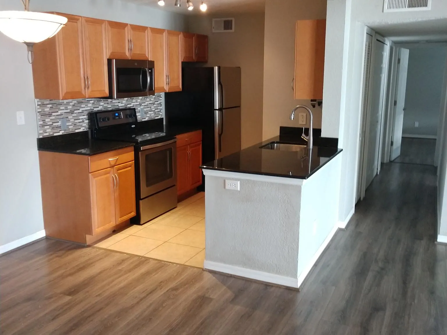 2 bed, 1.5 bath, 945 sqft, $1,575 — Photo 4