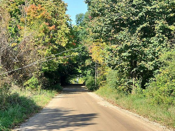 5th image of 7076 Center Rd
