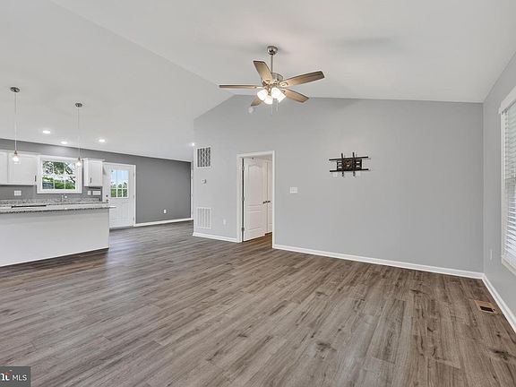 4th image of 643 Pine Ridge Dr