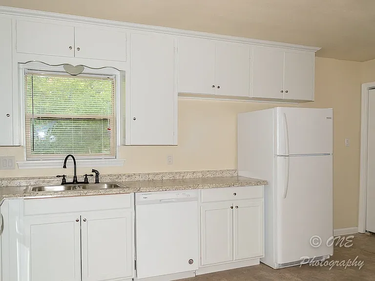 1249 W Hopkins St — Photo 2
