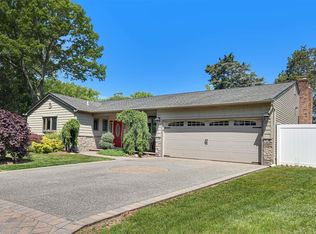 4 Spock Ct, Commack, NY 11725