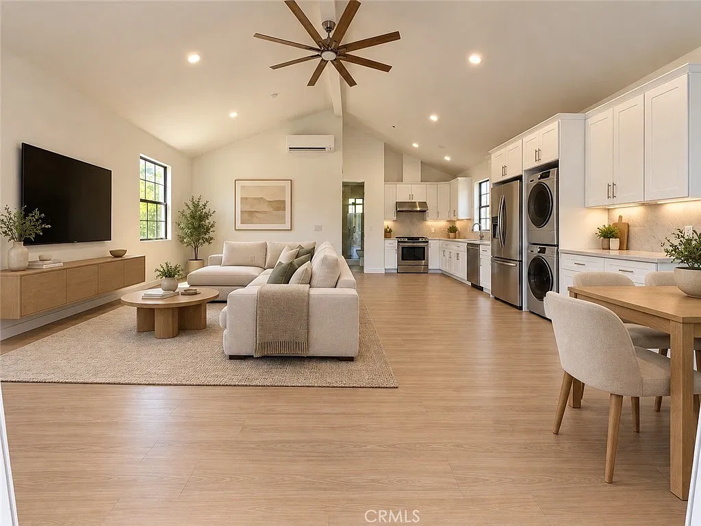2 bed, 2.5 bath, 1200 sqft, $3,900 — Photo 2
