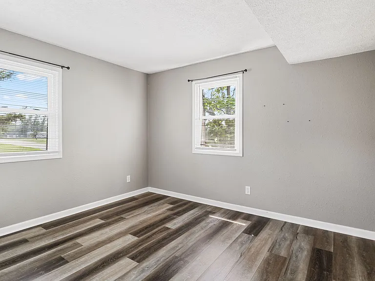 Lincoln Apartments — Photo 11