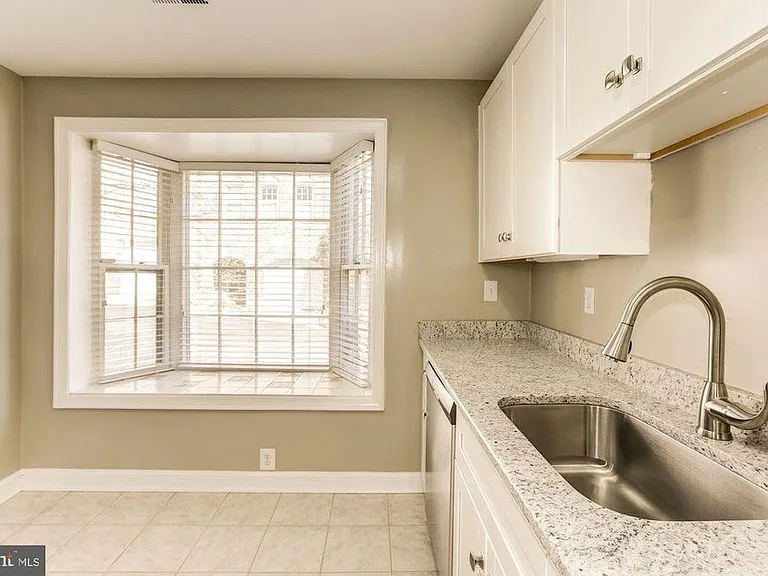 Kitchen and Eat in Area