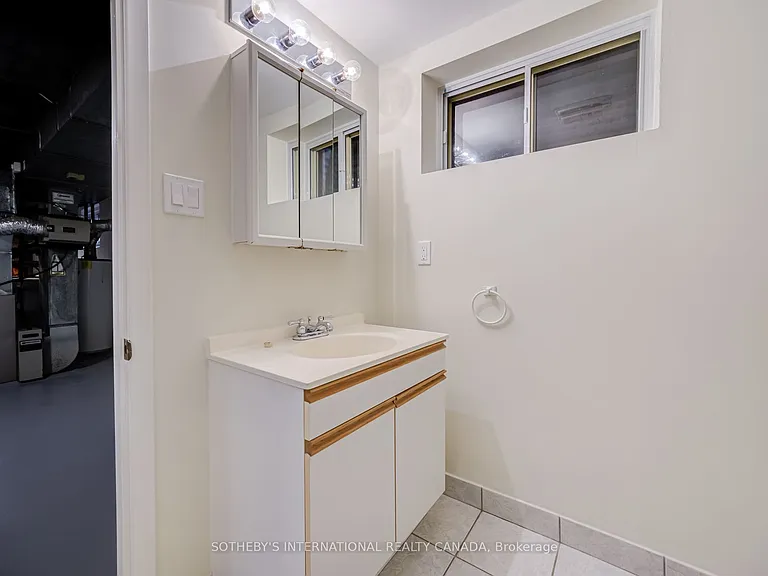 25 Abinger Cres — Photo 38