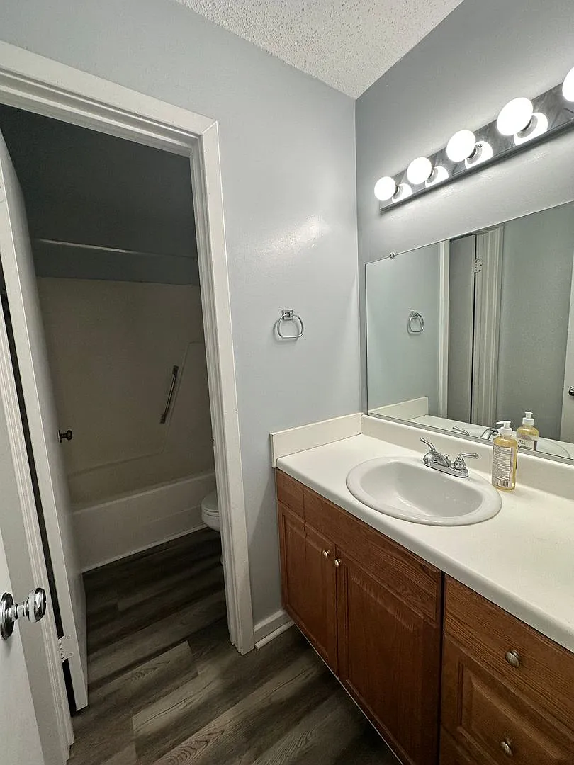 2 bedroom condo in Williamsburg! — Photo 4