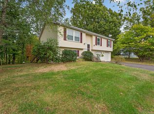 105 Hawks Nest Cir, Middletown, CT 06457