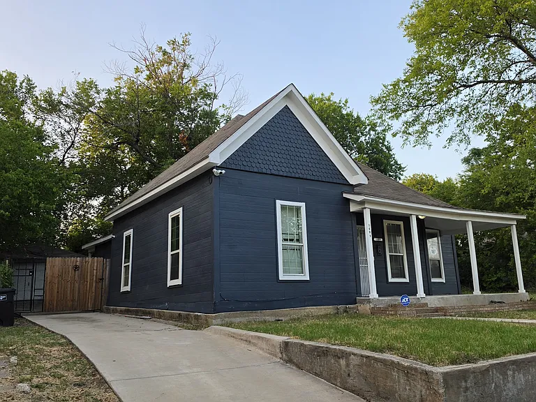 1009 E Oleander St — Photo 3