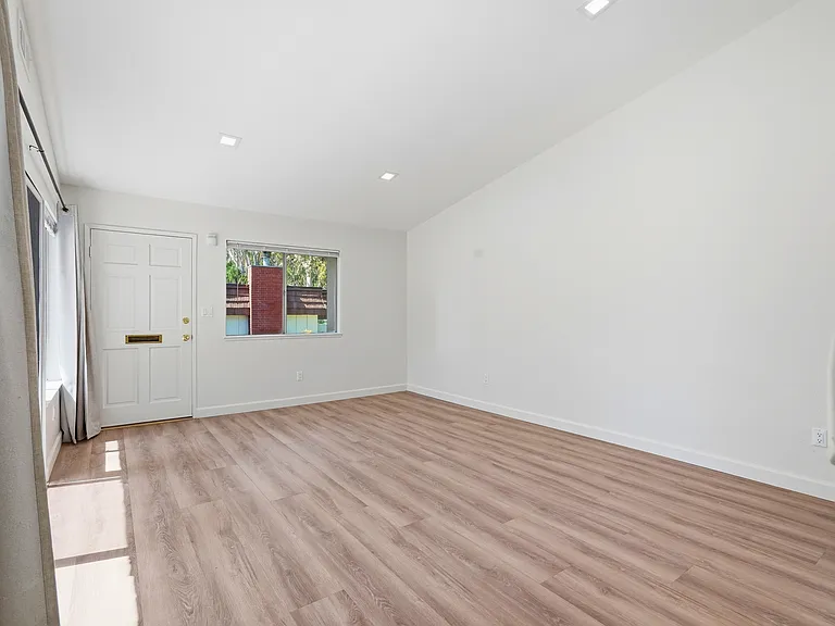 10432 Larwin Ave — Photo 5