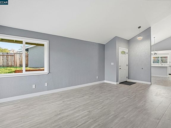 3rd image of 834 Coral Ridge Cir