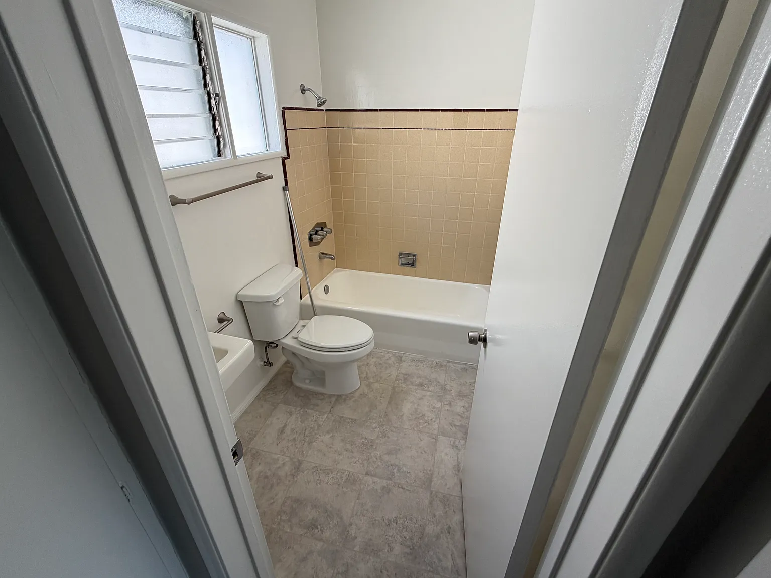 154 N Pass Ave — Photo 4