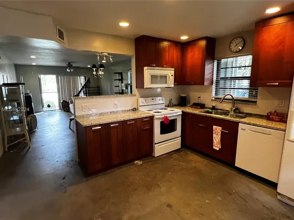 2 Briarwood Cir APT 101, Hollywood, FL 33024
